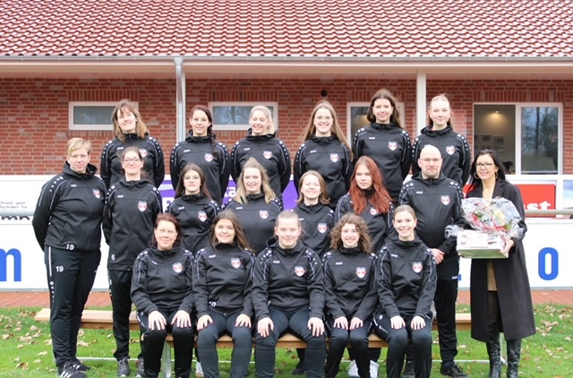 Neue Trainingsanzüge für die Fußballdamen des SV Viktoria Elisabethfehn